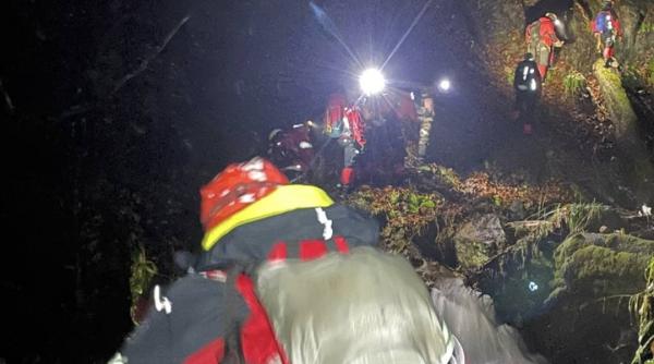 Misiune contracronometru în Maramureș: Tineri ucraineni, blocați de trei zile pe munte