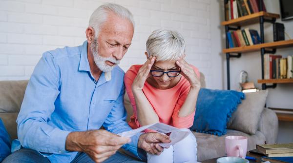 Pensionarii cu venituri sub 2.500 de lei vor primi 400 de lei în decembrie