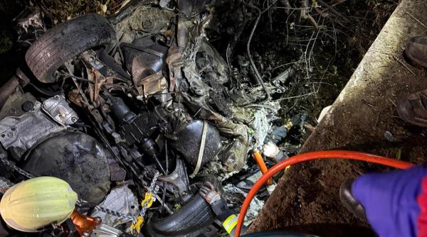 Un tânăr de 23 de ani a murit după ce mașina lui s-a răsturnat într-un șanț cu apă