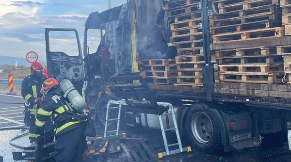 TIR cu 300 de europaleți, mistuit de flăcări pe Centura Beiușului. Pompierii au reușit să salveze mare parte din încărcătură
