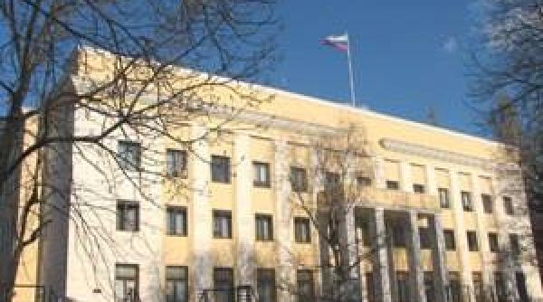 Un bărbat drogat a încercat să lovească poarta Ambasadei Rusiei cu mașina