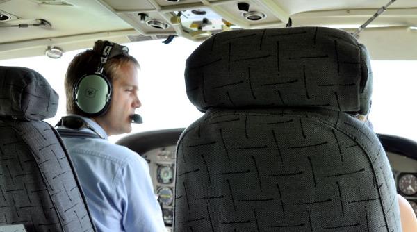 Surpriză în topul salariilor din România: Transporturile aeriene detronează IT-ul. Cât câștigă piloții și echipajele de zbor