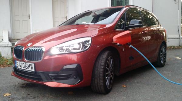 Trei din zece români ar cumpăra un automobil hibrid dacă ar avea bani