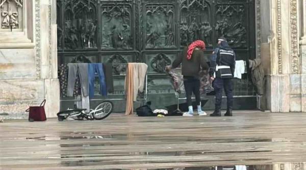Un bărbat și-a pus hainele la uscat la intrare în Domul din Milano
