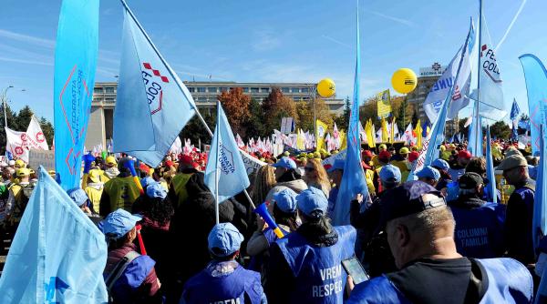 Sindicatele au scandat „Jos Guvernul!” și se pregătesc de greve