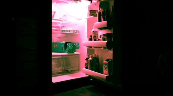 De ce mâncăm când suntem stresați sau plictisiți: explicațiile psihologilor și soluțiile nutriționiștilor