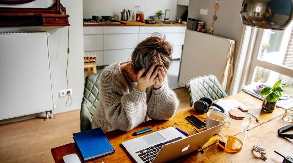 Zodii la un pas de burnout! Află cine nu mai știe să spună „stop” muncii!