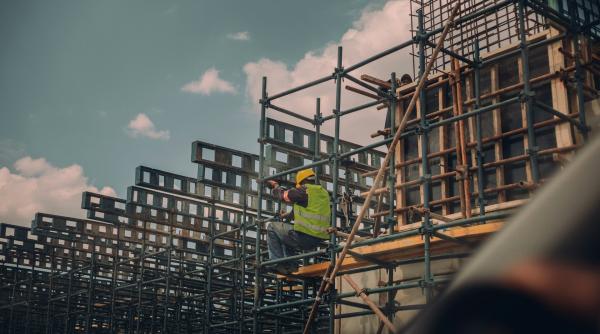 Zeci de mii de muncitori în construcţii vor trebui disponibilizaţi,dacă proiectele din bani publici rămân blocate