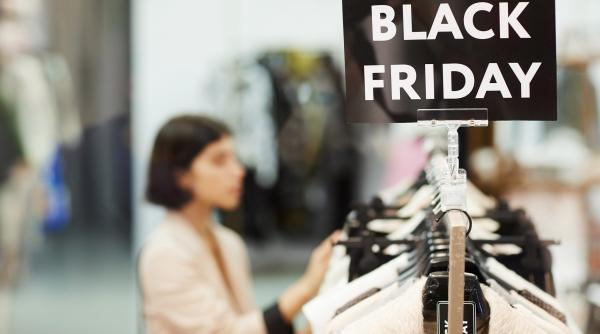 Şapte din zece români intenţionează să facă achiziţii de Black Friday