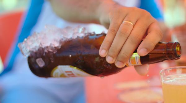 Românii aleg berea fără alcool în contexte care implică responsabilitate