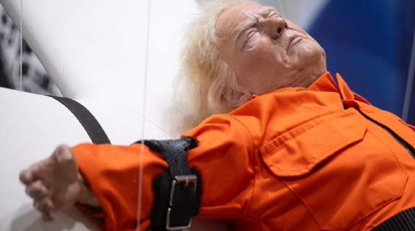 Sculptură cu Trump, îmbrăcat în costum de închisoare și legat de o cruce, expusă în Elveția