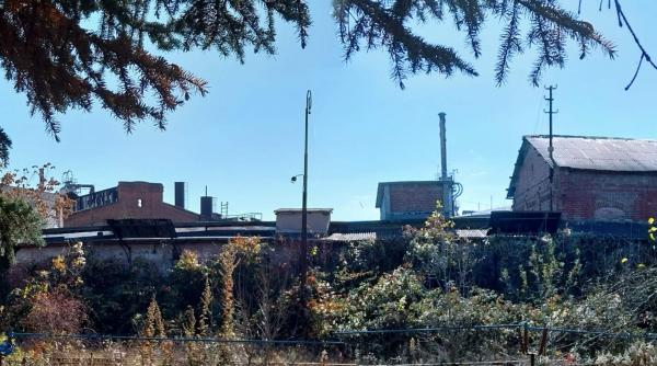 Avem o rafinărie în mijlocul orașului: ce facem cu ea? Război total pe monumente istorice, la Câmpina