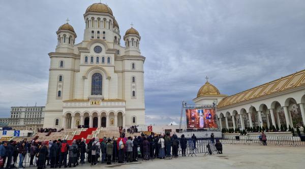 REPORTAJ: Ultima noapte de închinare în coada „legionarilor” 