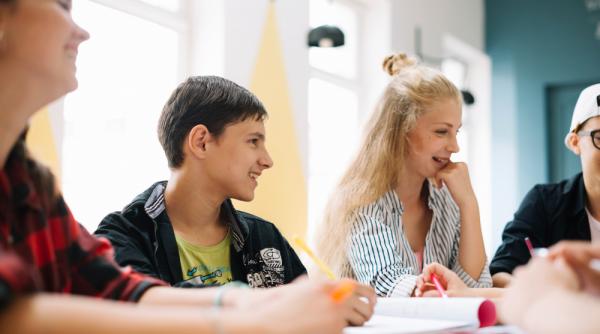 Limba română: Ce înseamnă cuvântul „echivoc”?