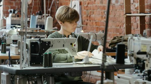 Tinerii fără nicio ocupație, mituiți de stat să se angajeze. Peste 5.000 de euro, pentru cei aflați la primul job