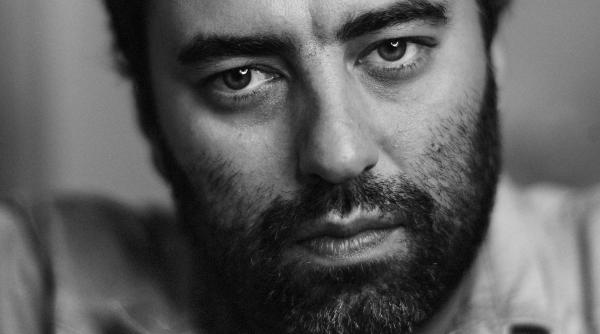 Scriitorul Bogdan-Alexandru Stănescu și (dez)iluziile vieții: „Trăim în mintea lui Caragiale, suntem jucați de el!”