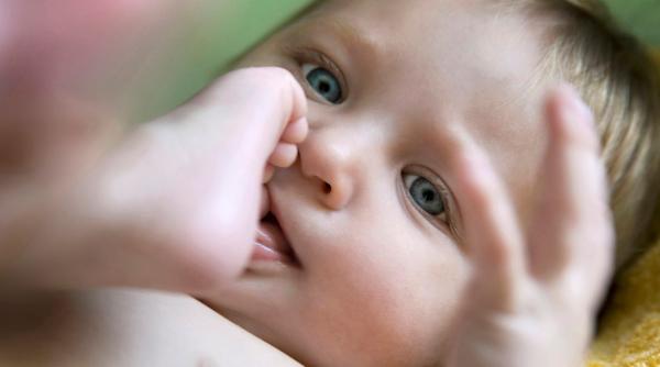 De ce mușcă copiii și cum îi poți ajuta să se oprească – Ghid complet pentru părinți