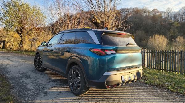 Un salon hibrid pe roți