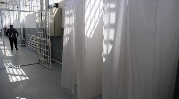 128 de pușcăriași, printre care și unul condamnat pentru omor, au fost „promovați” gardieni