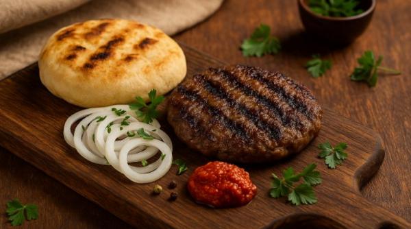 Pljeskavica, chifteaua uriașă a Balcanilor. Cum să o faci acasă, ca la sârbi