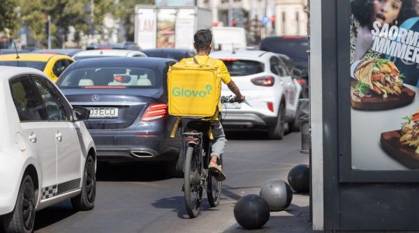 Străinii care muncesc în România trimit acasă aproape 1 miliard de euro. Transferurile au explodat în prima jumătate a anului