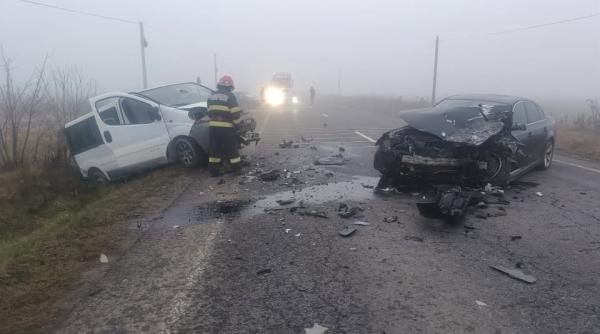 Accident teribil între două mașini și un microbuz, la Sibiu. Traficul este blocat
