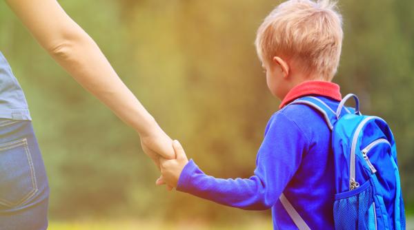 De ce nu e bine să-i întrebăm pe copii cum a fost la școală. 7 întrebări mai bune decât „Cum a fost la școală? ”