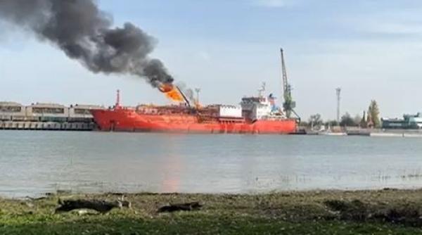 ISU Tulcea: Incendiul la nava care transporta GPL a fost stins