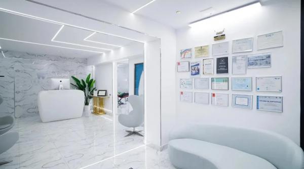 Ani de complexe, o zi de transformare: tratamentele All-on-4 &amp; All-on-6 realizate în clinicile Dr. Lupu