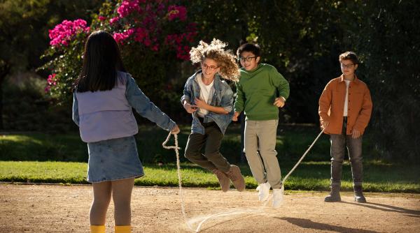 Cum pot lentilele inteligente MiYOSMART de la HOYA să schimbe felul în care copiii văd lumea