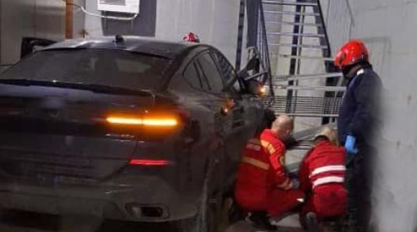 Accident mortal: Un șofer de BMW a intrat în pietoni în scaune cu rotile și o asistentă în parcarea unei clinici din Bihor