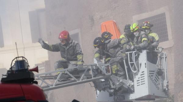 Incendiu de proporții din Capitală: 17 persoane au fost transportate la spital. Un pacient în stare gravă