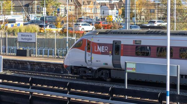 Marea Britanie îngheață tarifele feroviare pentru prima dată în trei decenii: economii semnificative pentru navetiști