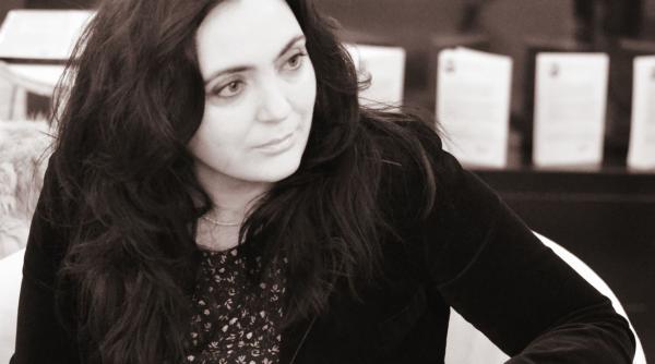 Andreea Răsuceanu: „Literatura te trage cu totul în interiorul ei, te acaparează, nu mai poți și nici nu mai vrei să faci altceva”