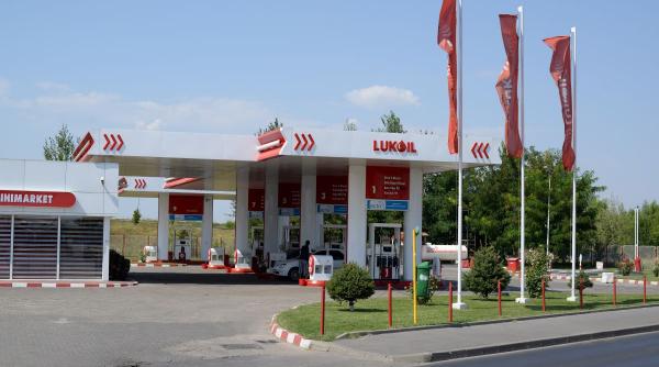 Trei companii și-au manifestat intenția de a cumpăra rafinăria și benzinăriile Lukoil din România