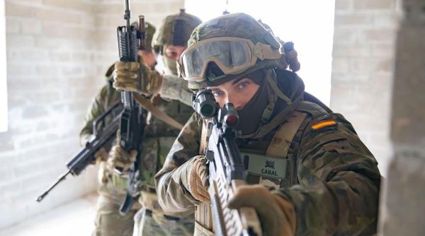 O țară neutră ar putea introduce serviciul militar obligatoriu pentru bărbați și femei