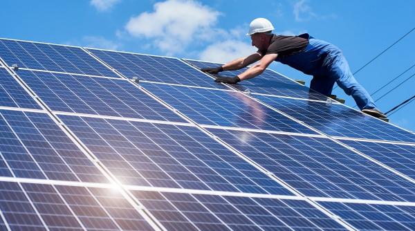 Îngroziți de facturi, românii îți instalează panouri fotovoltaice pe balcon. Ce economii fac la factură