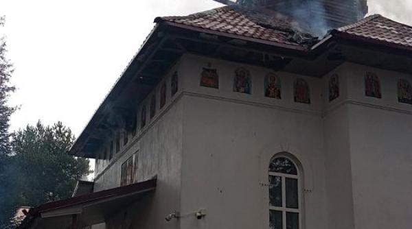 Arde biserica din Luncani. Pompierii intervin pentru stingerea focului