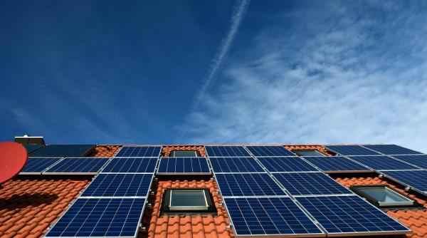 prosumatorii in pericol fotovoltaicele romanilor ar putea fi oprite prin lege