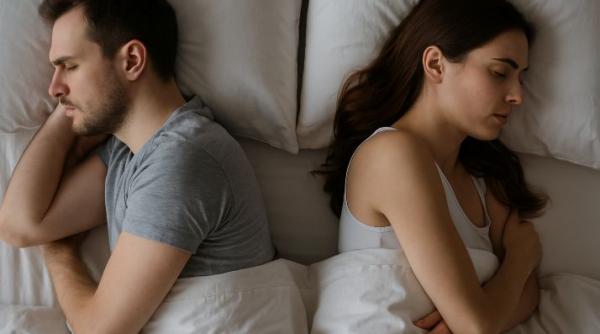 dormi cu spatele la partener iata ce inseamna pentru relatia voastra
