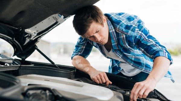 Zgomote suspecte sub capotă: cum să le interpretezi corect și când să mergi la service