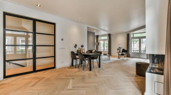 parchetul herringbone asul din maneca arhitectilor si creatorilor de atmosfere