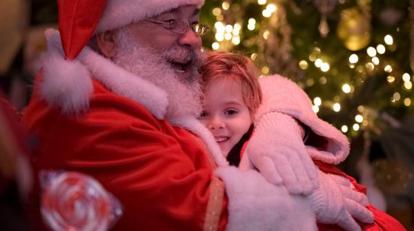 Moş Crăciun soseşte, sâmbătă, la Târgul de Crăciun din Piaţa Constituţiei