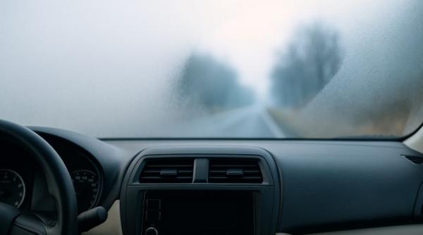 Sfaturi pentru dezaburirea geamurilor iarna: Dublu click pe aceste comenzi