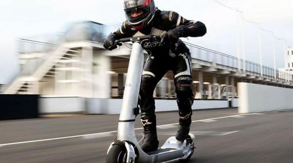 De azi poți lua amendă dacă circuli cu trotineta sau bicicleta electrică fără RCA