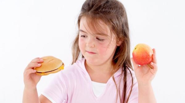 5 alimente periculoase pentru copii ce trebuie evite parintii
