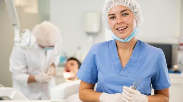 Ce materiale sunt ideale pentru costumele medicale de zi cu zi?