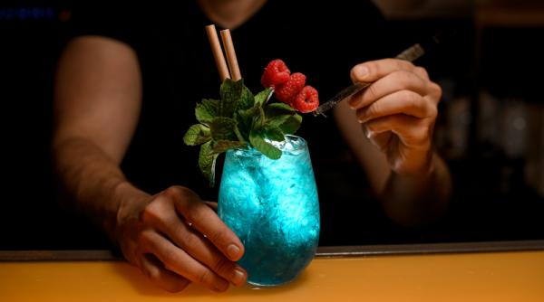 Cum să-ți faci propriul bar acasă: cele mai bune instrumente pentru cocktailuri