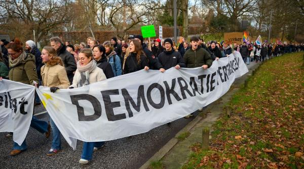 democratia europeana criza profunda increderea populatiei institutii politicieni mass media scazut dramatic