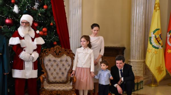 Nicușor Dan și familia au primit colindători la Cotroceni. Imaginile care au emoționat internetul